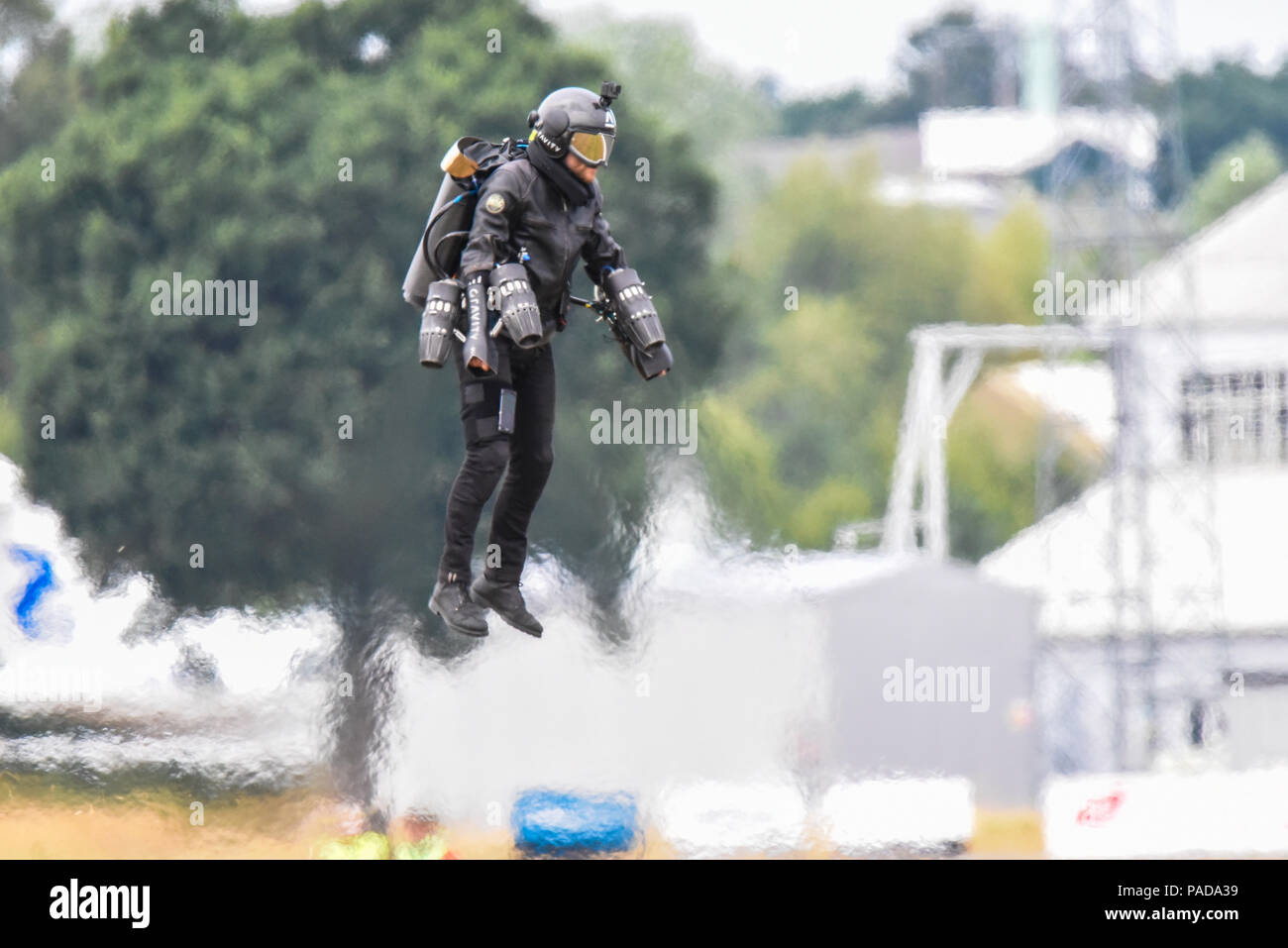 Richard Browning in gravità Ferro uomo Jet Suit battenti a Farnborough Airshow internazionale, FIA 2018. Uomo Jet personali tuta di volo denominato Daedalus Foto Stock