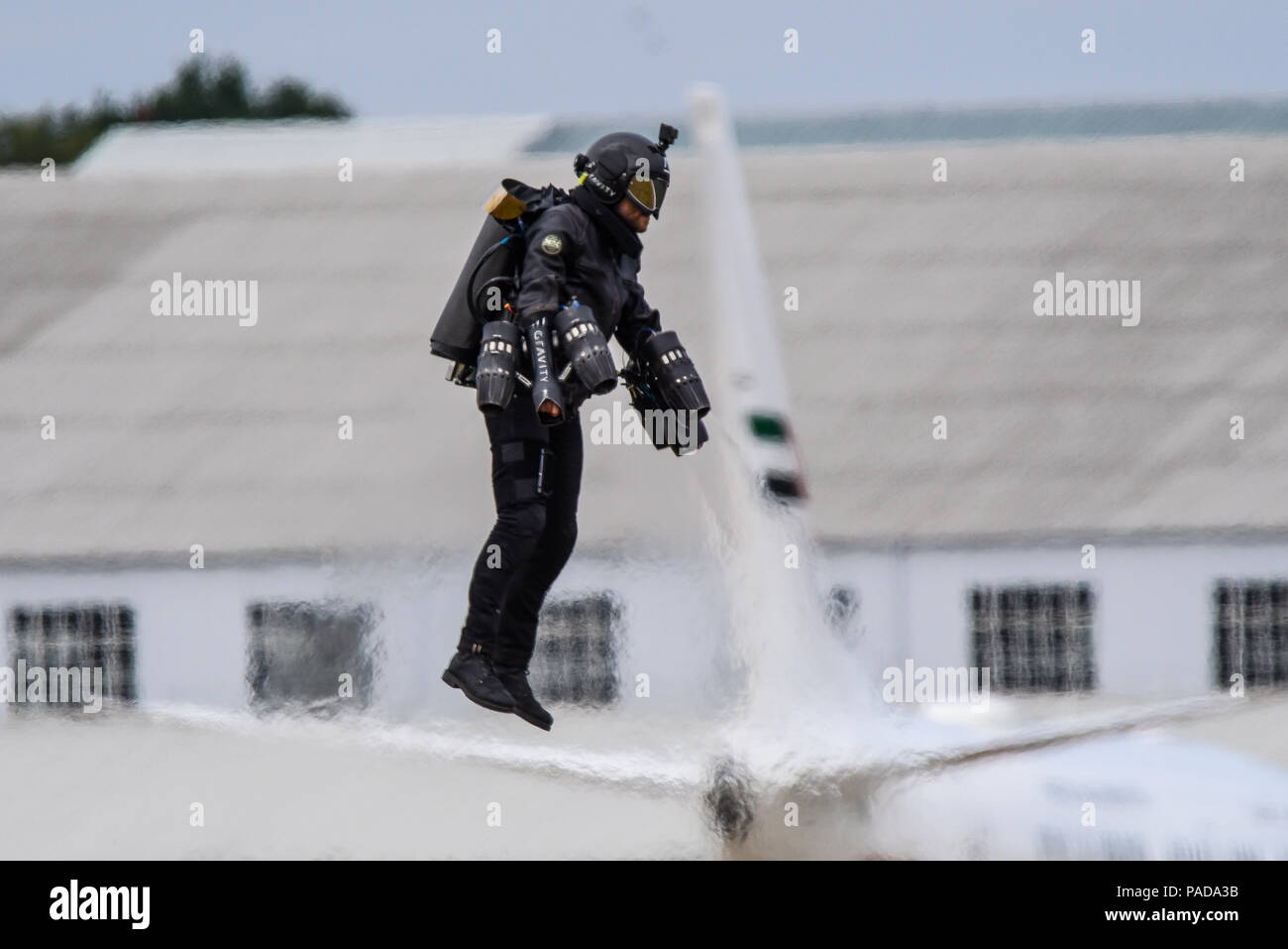 Richard Browning in gravità Ferro uomo Jet Suit battenti a Farnborough Airshow internazionale, FIA 2018. Uomo Jet personali tuta di volo denominato Daedalus Foto Stock