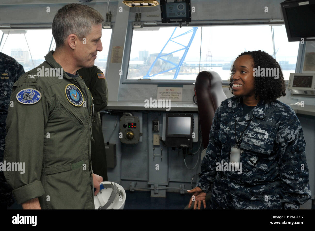 L'11 marzo 2016, Interior Communications Electrician 1st Class assegnato all'unità di Pre-Commissioning Gerald R. Ford (CVN 78) parlò con un ufficiale comandante sul ponte della nave. Gerald R. Ford, la prima portaerei della classe, era in costruzione presso Huntington Ingalls Newport News Shipyard e doveva essere messa in servizio nel 2016. L'interazione mette in evidenza i sistemi di comunicazione a bordo, il coordinamento dell'equipaggio e la preparazione operativa prima del servizio attivo della nave. Foto Stock