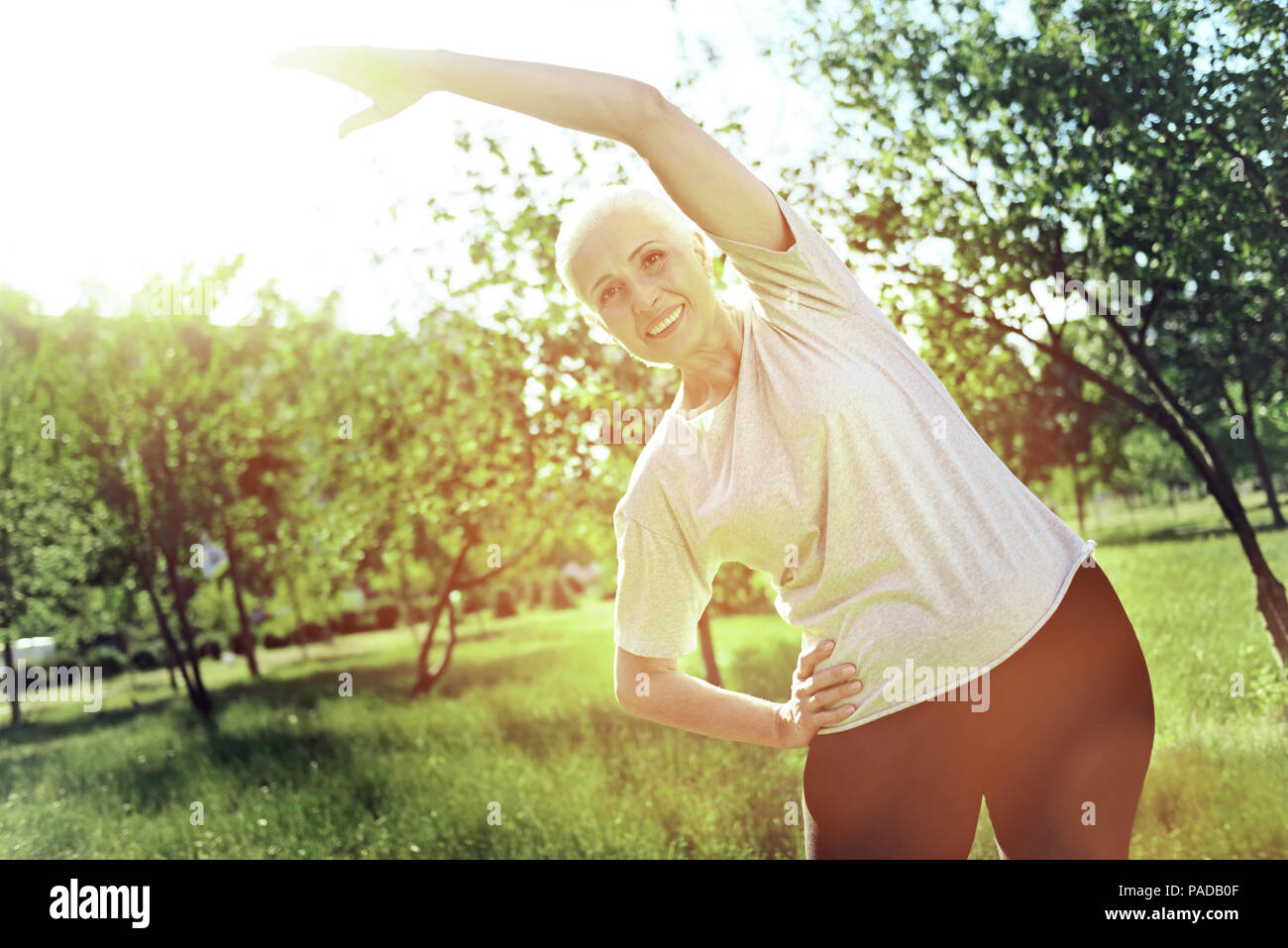 Mattinata produttiva di un attivo donna senior Foto Stock