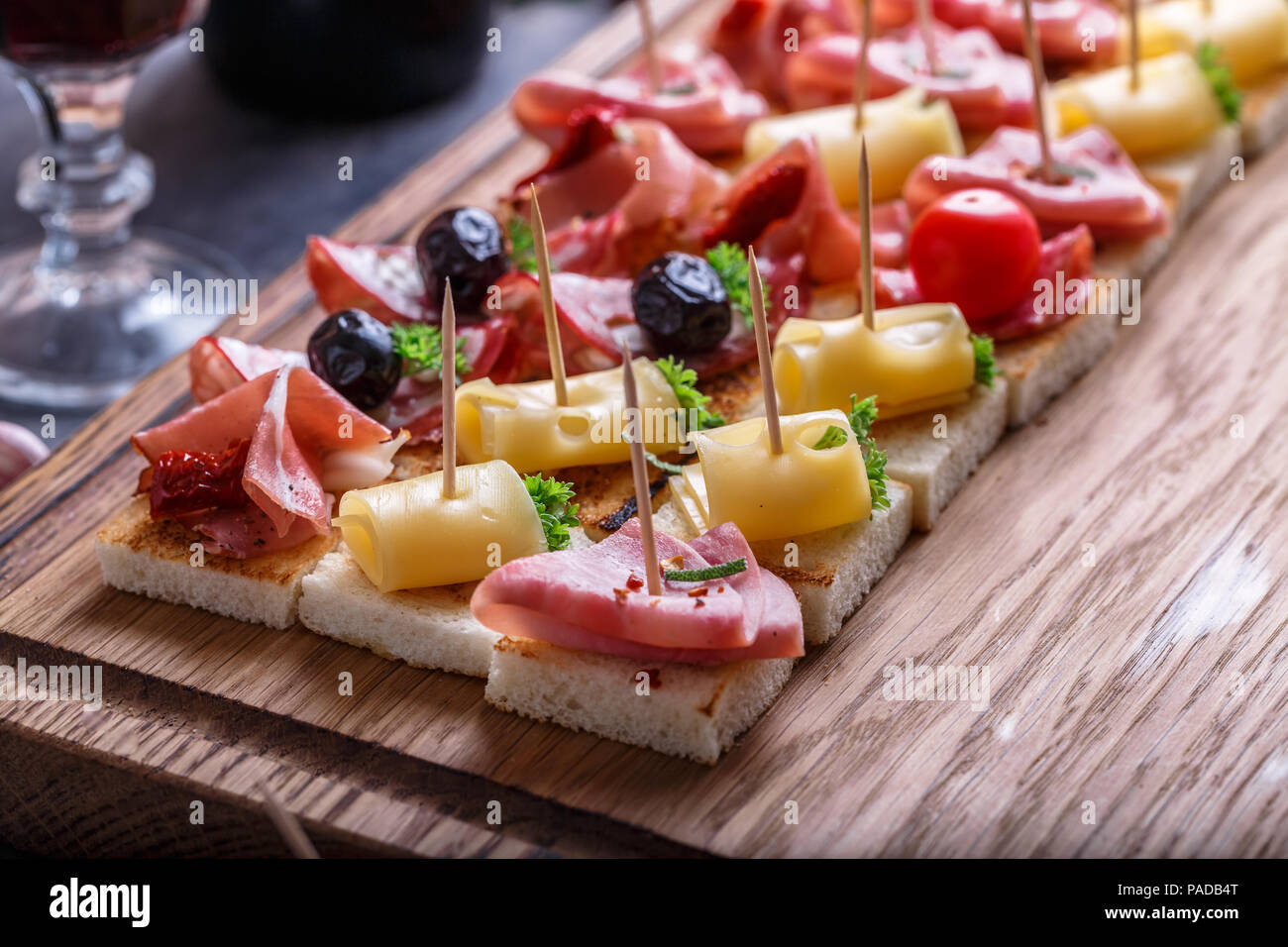 Molti pintxo o, tapas, spagnolo tartine party finger food Foto Stock