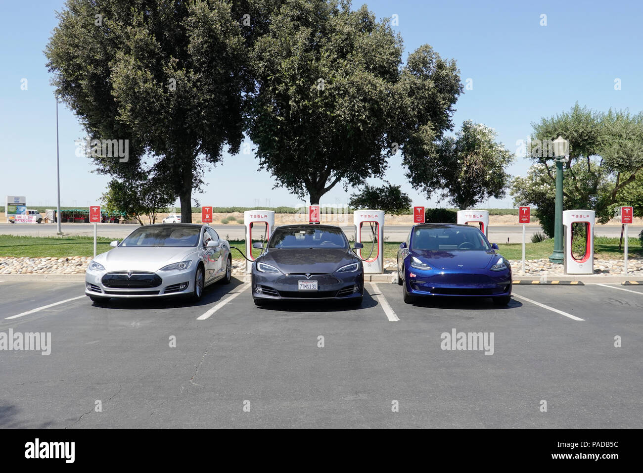 Tesla Stazioni di sovralimentazione a Harris Ranch, un popolare stop over sulla Interstate 5 in California la Valle Centrale. Foto Stock