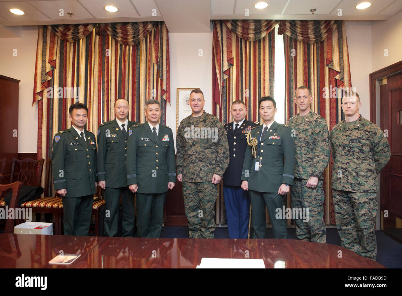 Da sinistra a destra, esercito giapponese Col. Yoshichika Ito, intelligence department, massa ufficio personale, Giappone terra di self-defence force (JGSFD), Lt foto