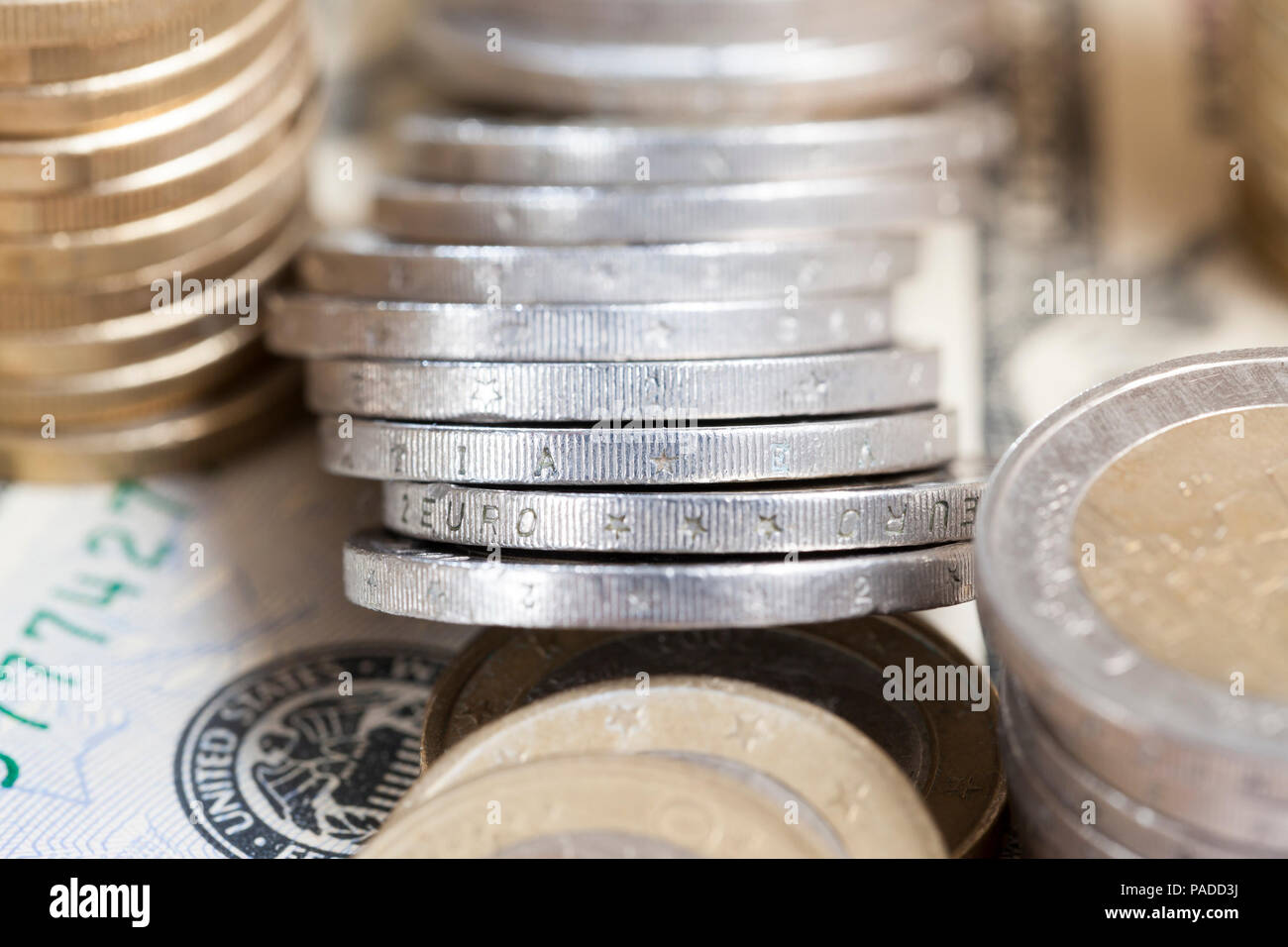 Vecchio e sporco e difettoso delle monete in euro in banconote contanti, primo piano Foto Stock