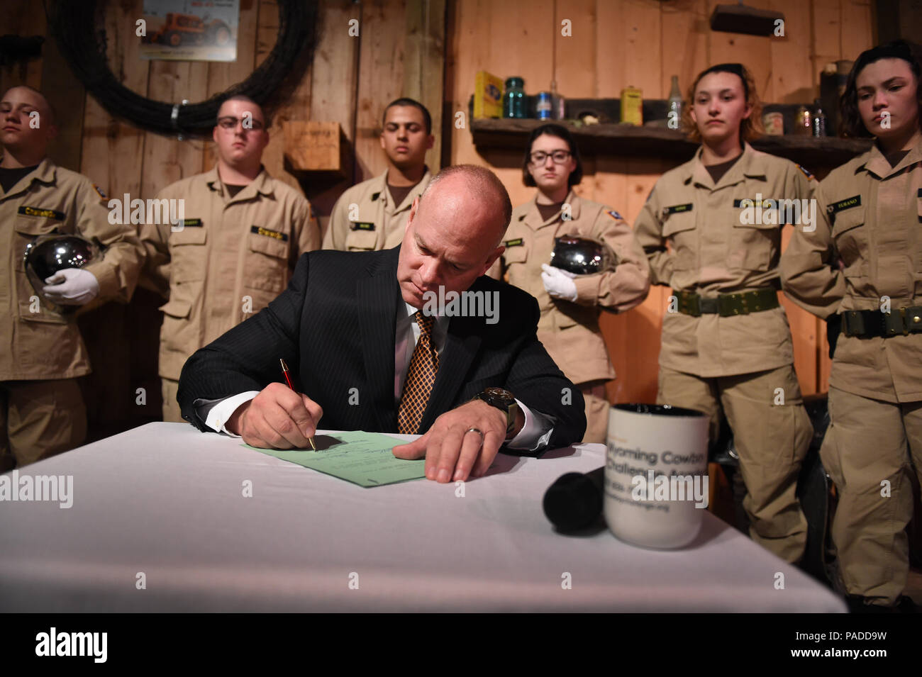 Il governatore del Wyoming ha firmato una legge che estende la Wyoming Cowboy Challenge Academy sponsorizzata dalla National Guard fino al 2025 e aumenta le classi annuali da due a quattro. Celebrato durante il decimo anniversario dell'accademia al Terry Bison Ranch, il programma fornisce ai giovani a rischio una leadership strutturata, un'educazione e una formazione fisica. La decisione garantisce il sostegno continuo da parte delle autorità statali, della leadership militare e del personale del programma per espandere le opportunità di sviluppo e impegno dei giovani. Foto Stock