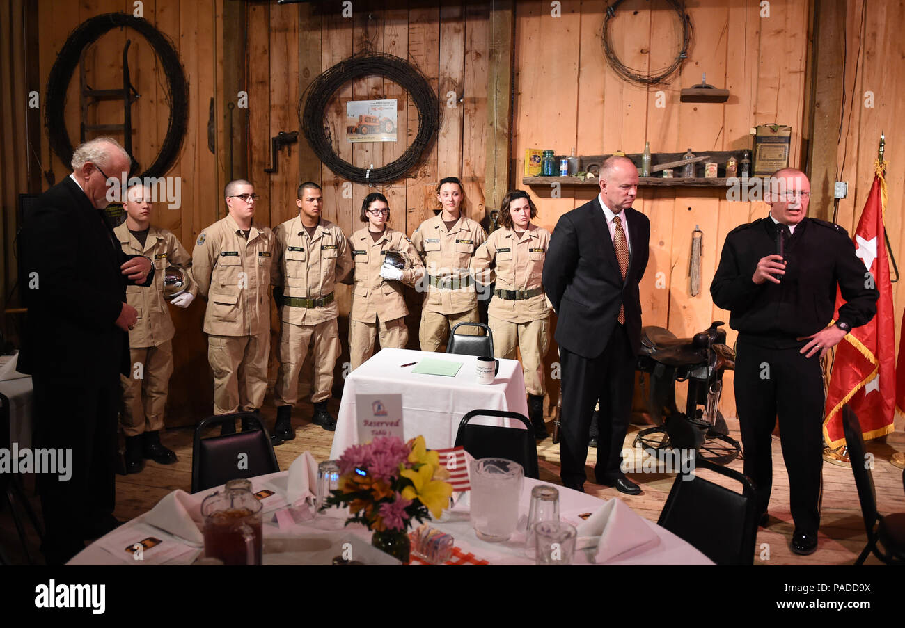 L'aiutante generale del Wyoming lodò il governatore per aver firmato una legge che estendeva il programma Wyoming Cowboy Challenge Academy fino al 2025 e aumentava le classi annuali da due a quattro. Il programma, sponsorizzato dalla Guardia Nazionale e basato presso il Camp Guernsey Joint Training Center, fornisce ai giovani a rischio leadership, istruzione, formazione fisica e sviluppo strutturato. L'annuncio è avvenuto durante la cerimonia del decimo anniversario al Terry Bison Ranch, evidenziando il sostegno ai programmi per la gioventù e ai partenariati militari-comunità. Foto Stock