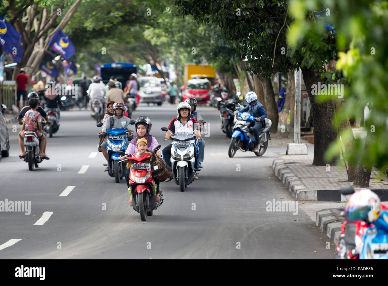Scooter street scene, Ternate, ISOLE MOLUCCHE, INDONESIA Foto Stock