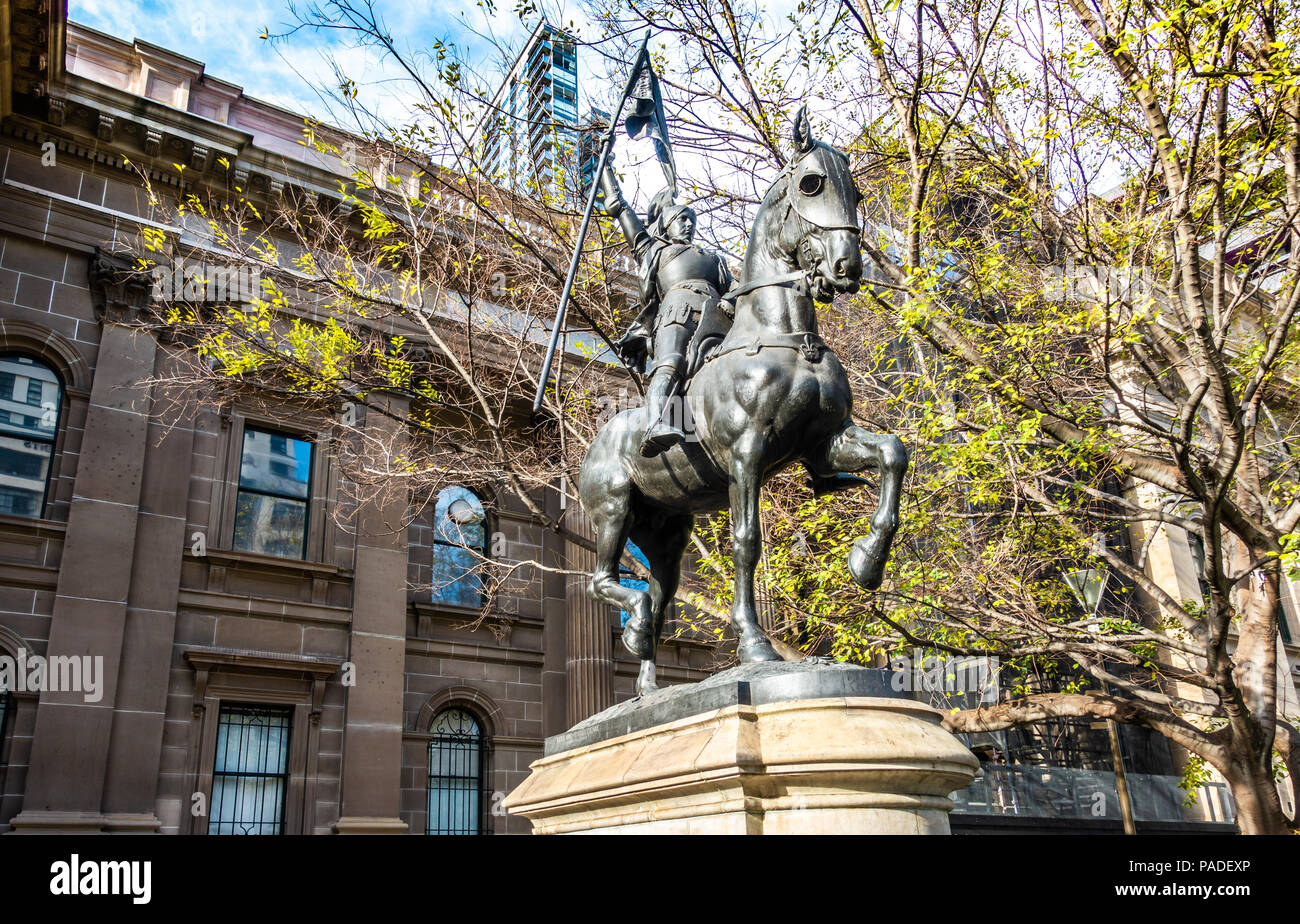 La statua in bronzo di Jeanne d'Arc (Giovanna d'arco) da Emmanuel Fremiet in corrispondenza della parte anteriore della Biblioteca dello Stato di Victoria. Melbourne VIC Australia. Foto Stock