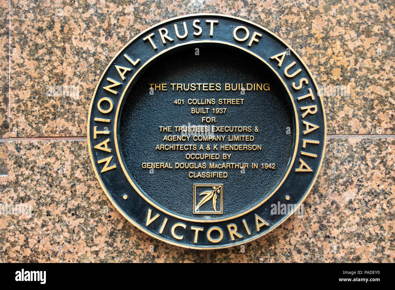 Segno del National Trust of Australia sullo storico edificio fiduciari a 401 Collins Street. Città di Melbourne, VIC Australia. Foto Stock