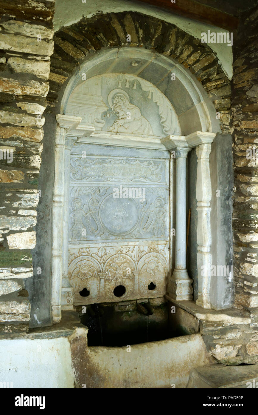 Isola di Tinos, Cicladi Grecia, fontana in marmo alla Chiesa Cattolica, città Kardiani, Foto Stock