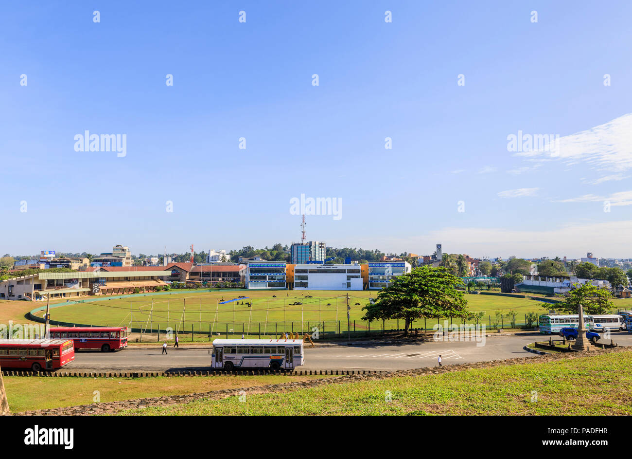 Vista panoramica del famoso Galle cricket ground (Galle International Stadium) dal Forte Galle, Galle, sud della provincia, Sri Lanka Foto Stock
