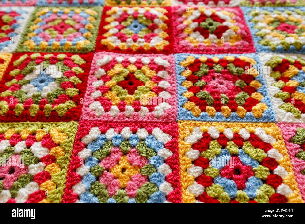 Vivacemente colorato granny square lana per bambini coperta, tradizionale  fatto a mano uncinetto artigianato home Foto stock - Alamy