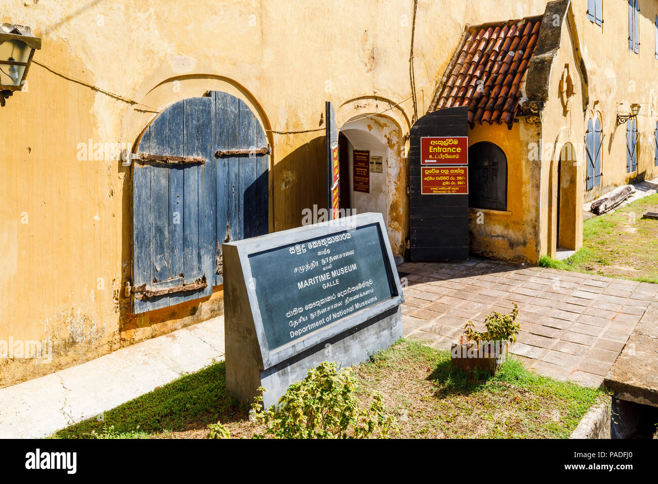 Ingresso al Museo Marittimo Nazionale, una delle principali attrazioni turistiche in un vecchio magazzino Olandese di Galle Fort Galle, Provincia Meridionale, Sri Lanka Foto Stock