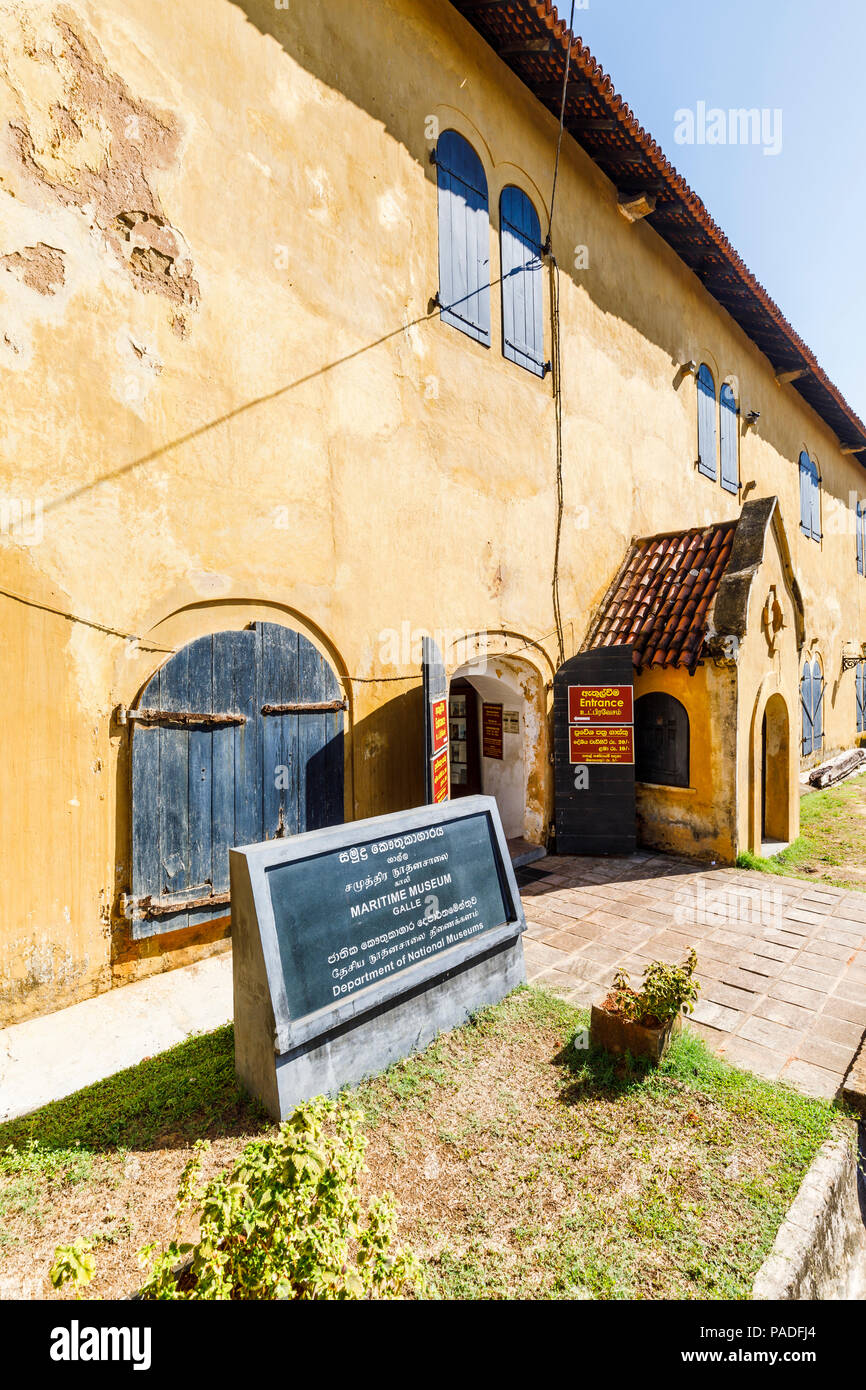 Ingresso al Museo Marittimo Nazionale, una delle principali attrazioni turistiche in un vecchio magazzino Olandese di Galle Fort Galle, Provincia Meridionale, Sri Lanka Foto Stock