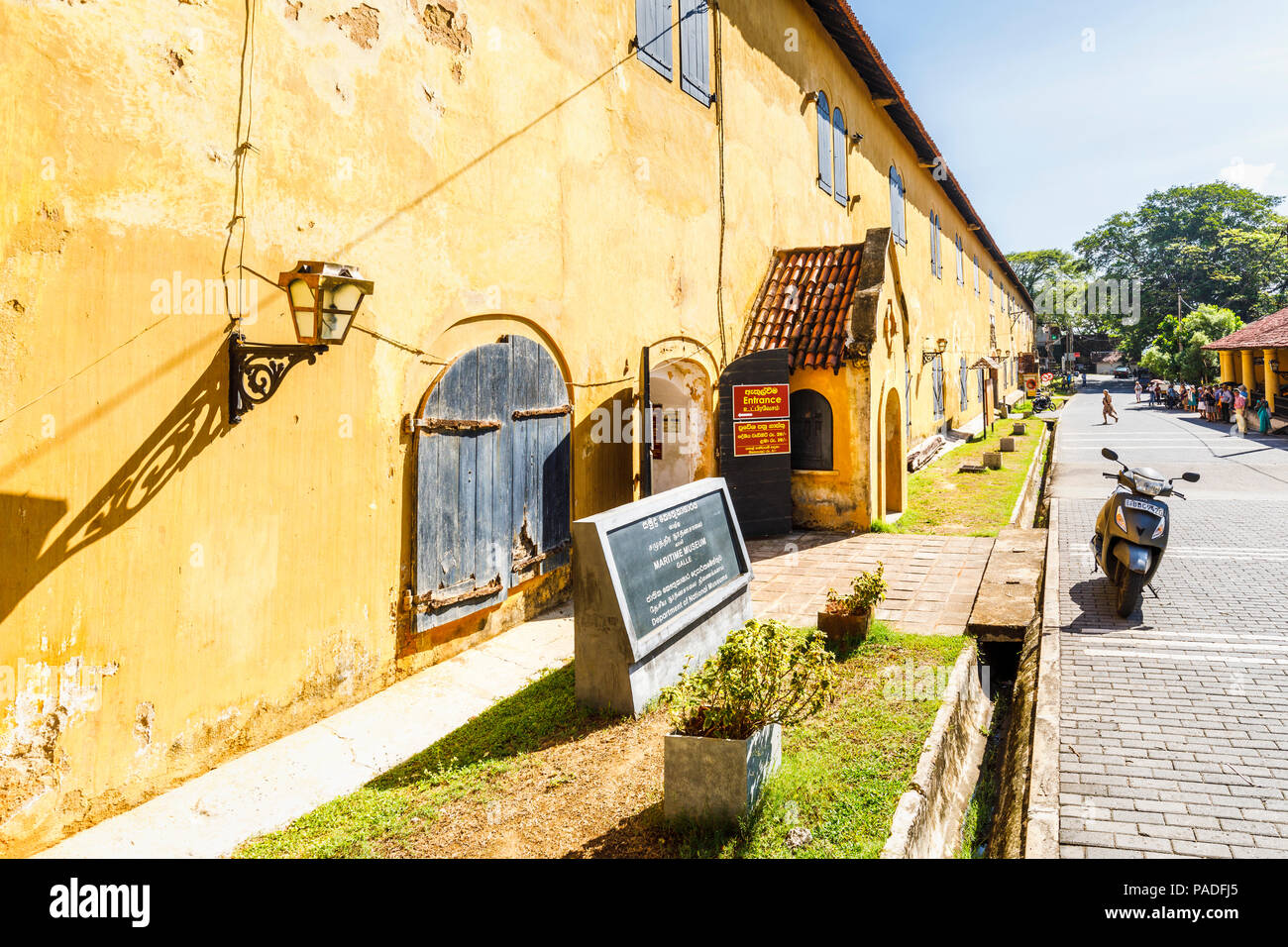 Ingresso al Museo Marittimo Nazionale, una delle principali attrazioni turistiche in un vecchio magazzino Olandese di Galle Fort Galle, Provincia Meridionale, Sri Lanka Foto Stock