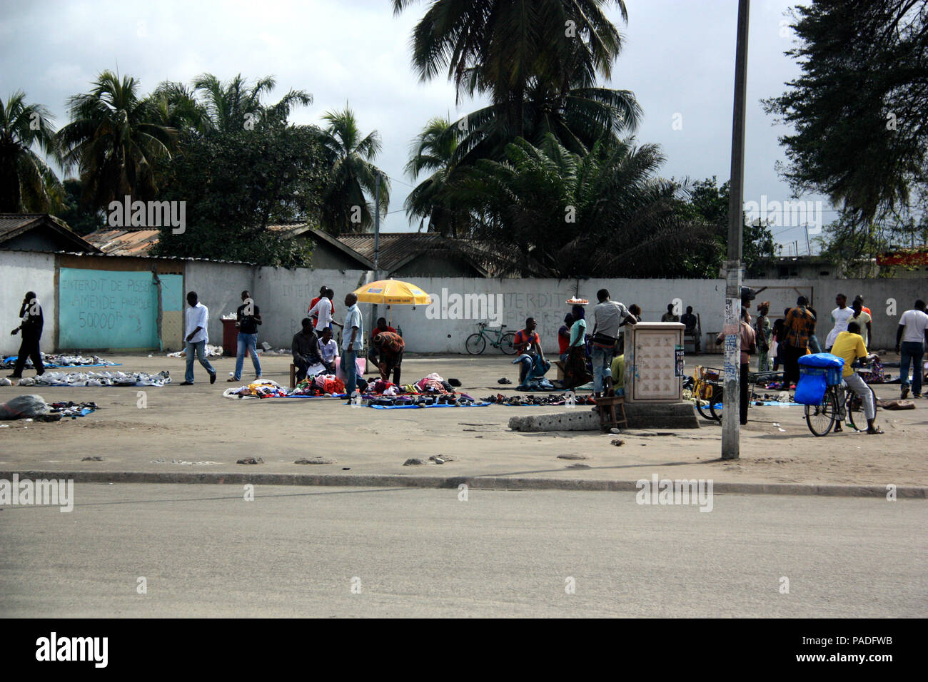 Le persone che usano un vuoto di immobili per vendere le cose su un ad-hoc tipologia di mercato ad Abidjan, in Costa d Avorio Foto Stock