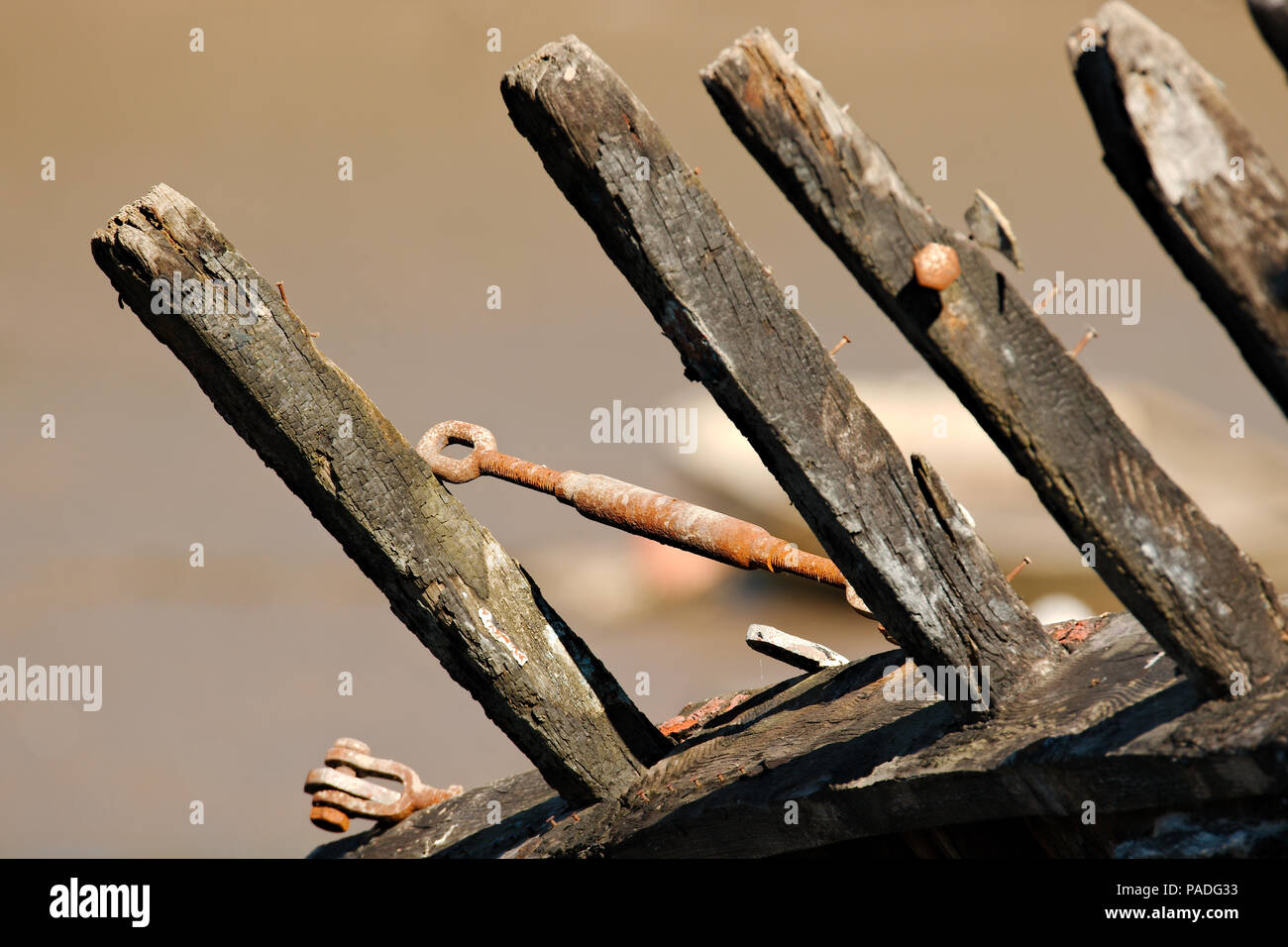 I resti scheletrici di una vecchia imbarcazione, ora un naufragio lentamente decadere. Foto Stock