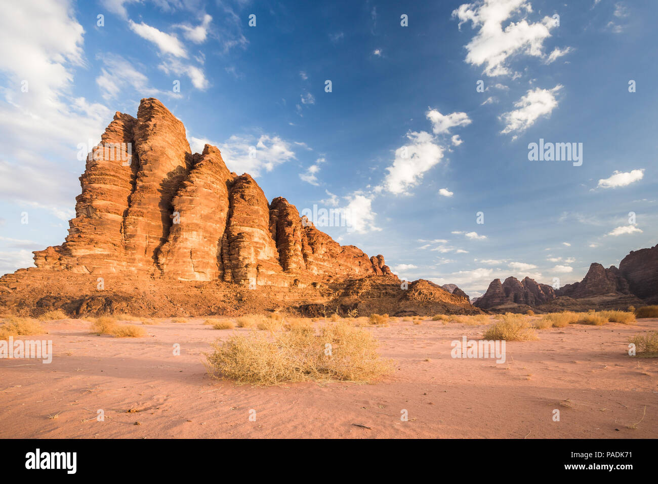 Sette Pilastri della saggezza, un robusto, Rocky Mountain nel Wadi Rum Desert, Giordania. Foto Stock