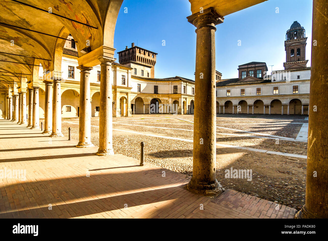 Vista del Palazzo Ducale su Piazza Castello a Mantova - Italia Foto Stock