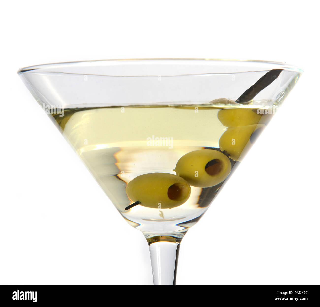Martini con olive isolato su uno sfondo luminoso Foto Stock