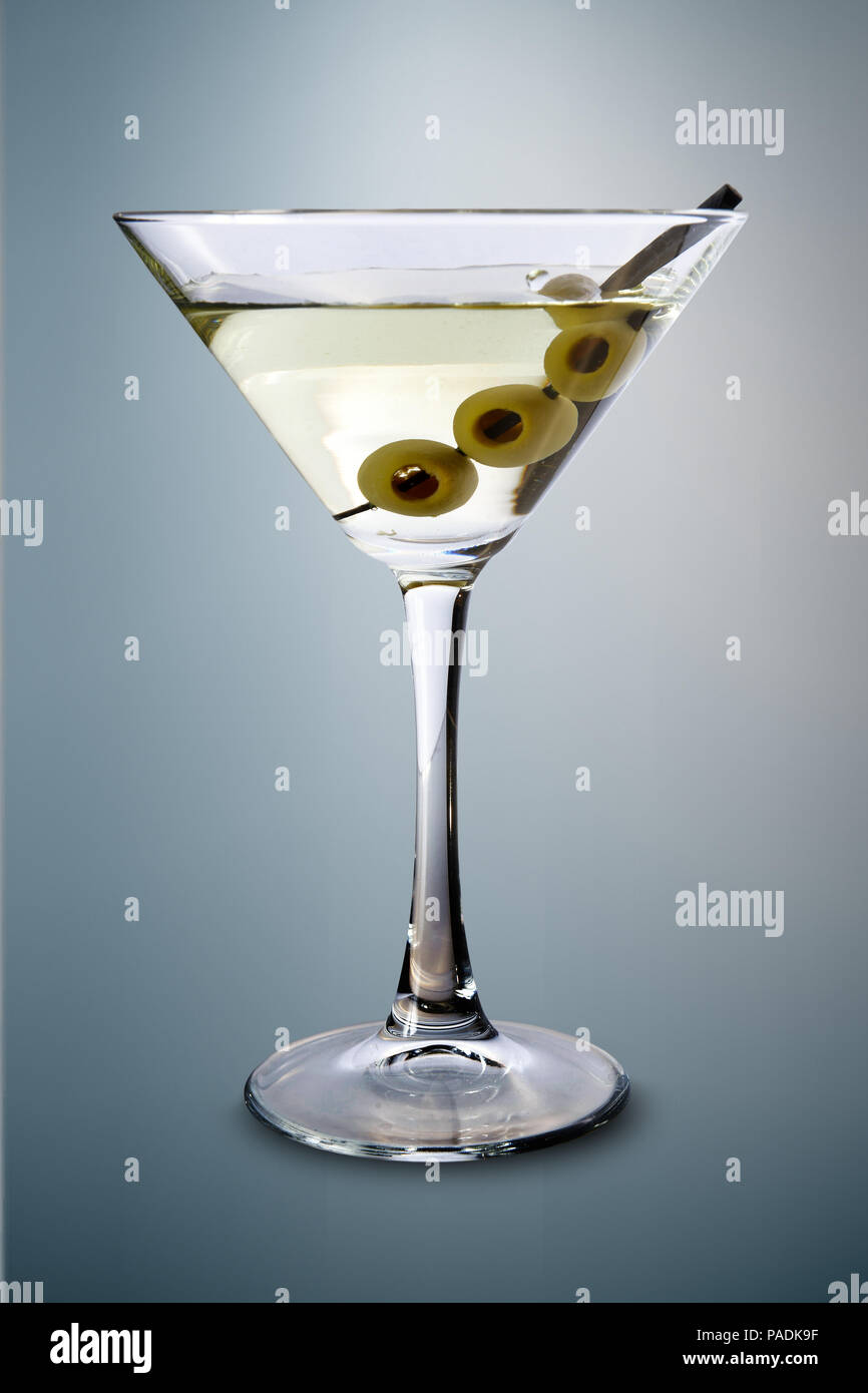 Martini con olive isolato su uno sfondo luminoso Foto Stock