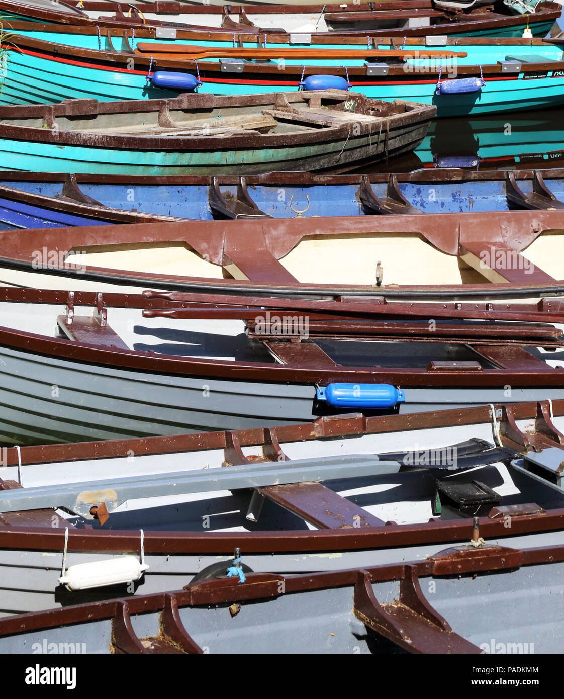 File colorate barche di linea il creek accanto al Castello di Ross in Kilarney National Park, nella contea di Kerry, Irlanda. Foto Stock