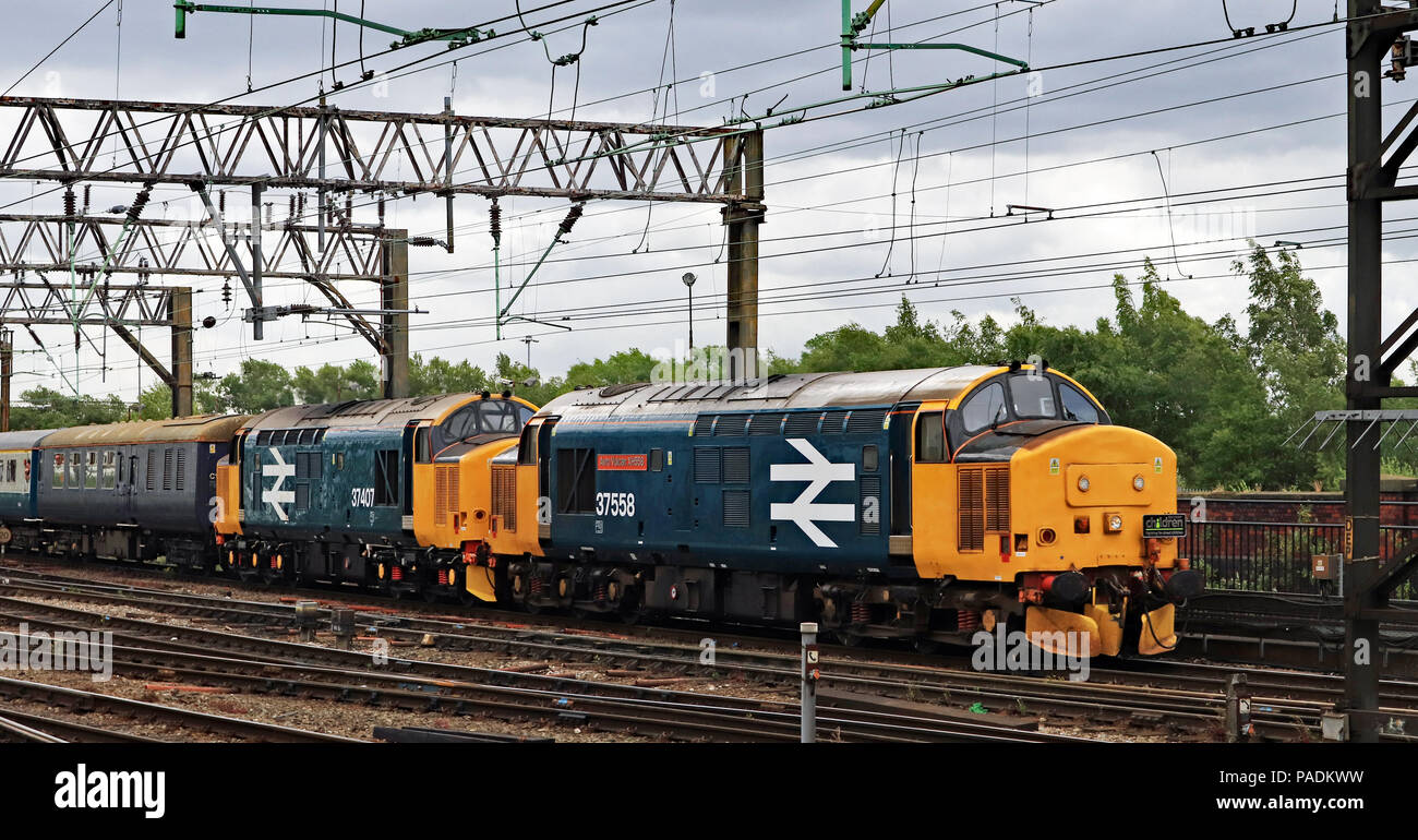 La linea di diramazione della società "Nosey Peaker" entusiasta della speciale treno arriva alla stazione di Manchester Piccadilly su 14.6.18 trainati da DRS loco 37424 e 37407. Foto Stock