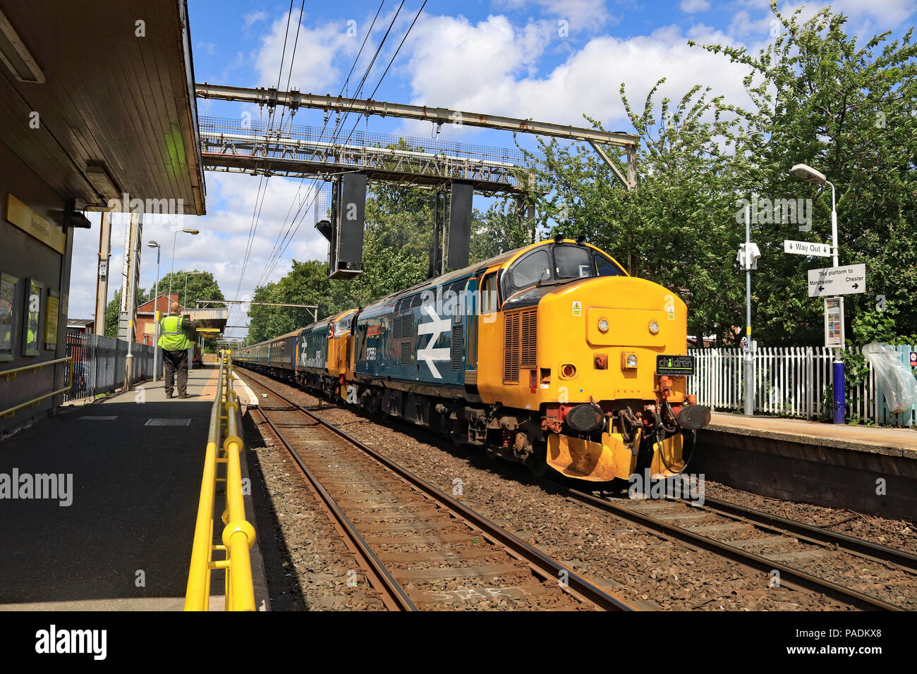 La linea di diramazione della società "Nosey Peaker" entusiasta della speciale treno passa Navigation Road station su 14.6.18 trainati da DRS loco 37424 e 37407. Foto Stock