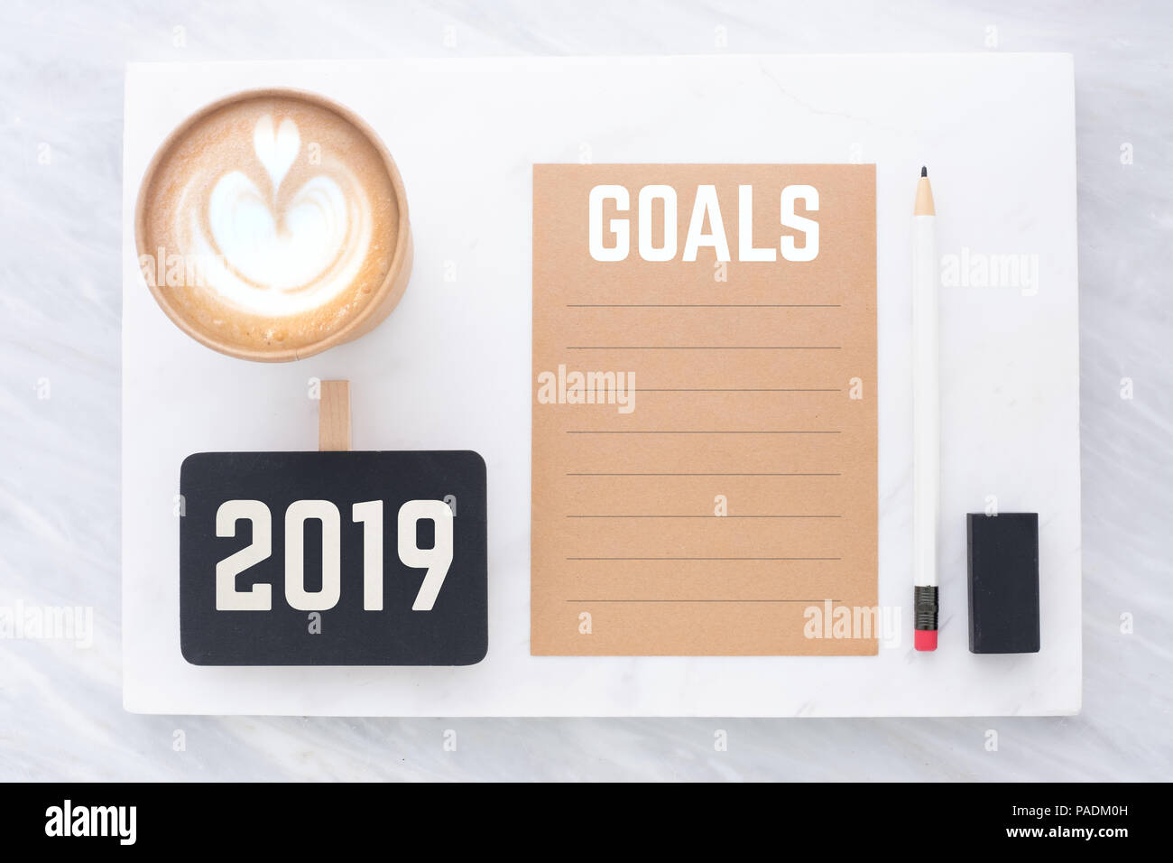 2019 obiettivi sul brown riciclare carta con matita,clip,lavagna matita,eraser e tazza di caffè in marmi bianchi e grigi table.mock up per aggiunta di testo,nuovo Foto Stock