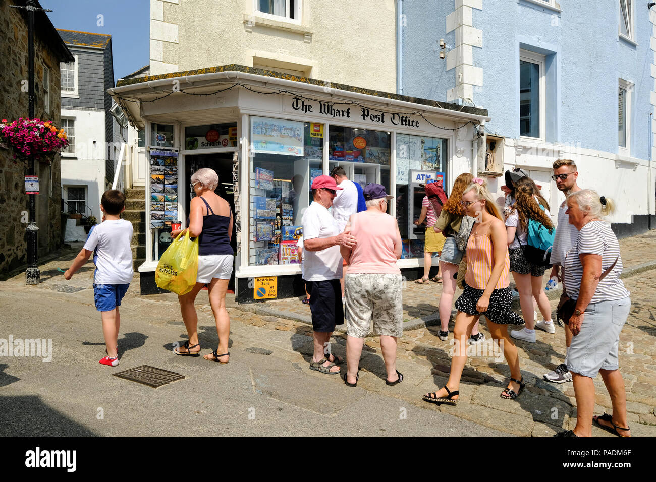 Strada trafficata in St Ives, Cornwall in estate Foto Stock