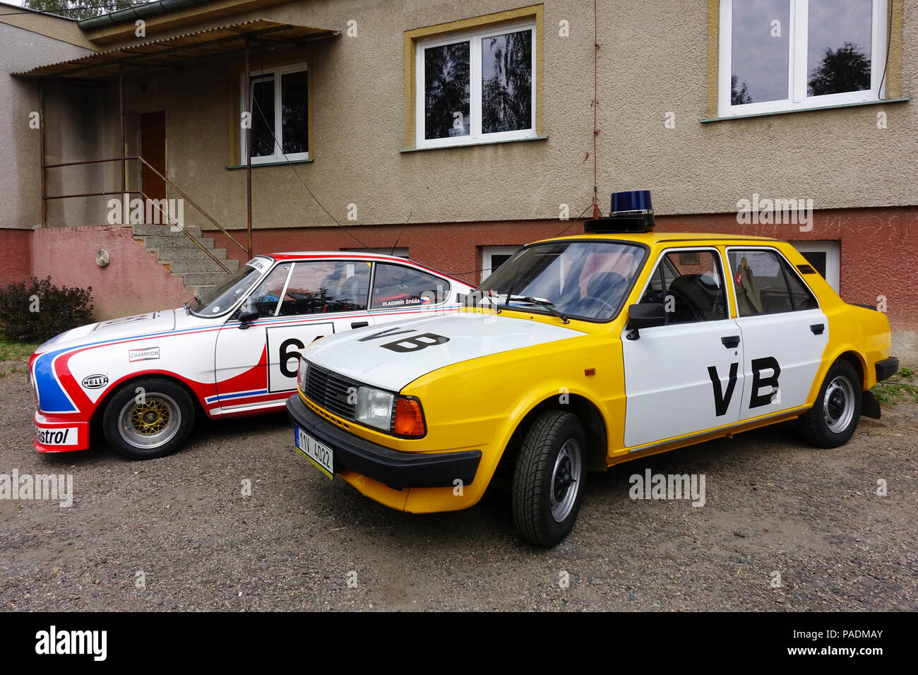 Vetture a partire dal periodo comunista, sport auto Skoda 130 RS e Skoda 120 nel colore di polizia, Repubblica Ceca Foto Stock