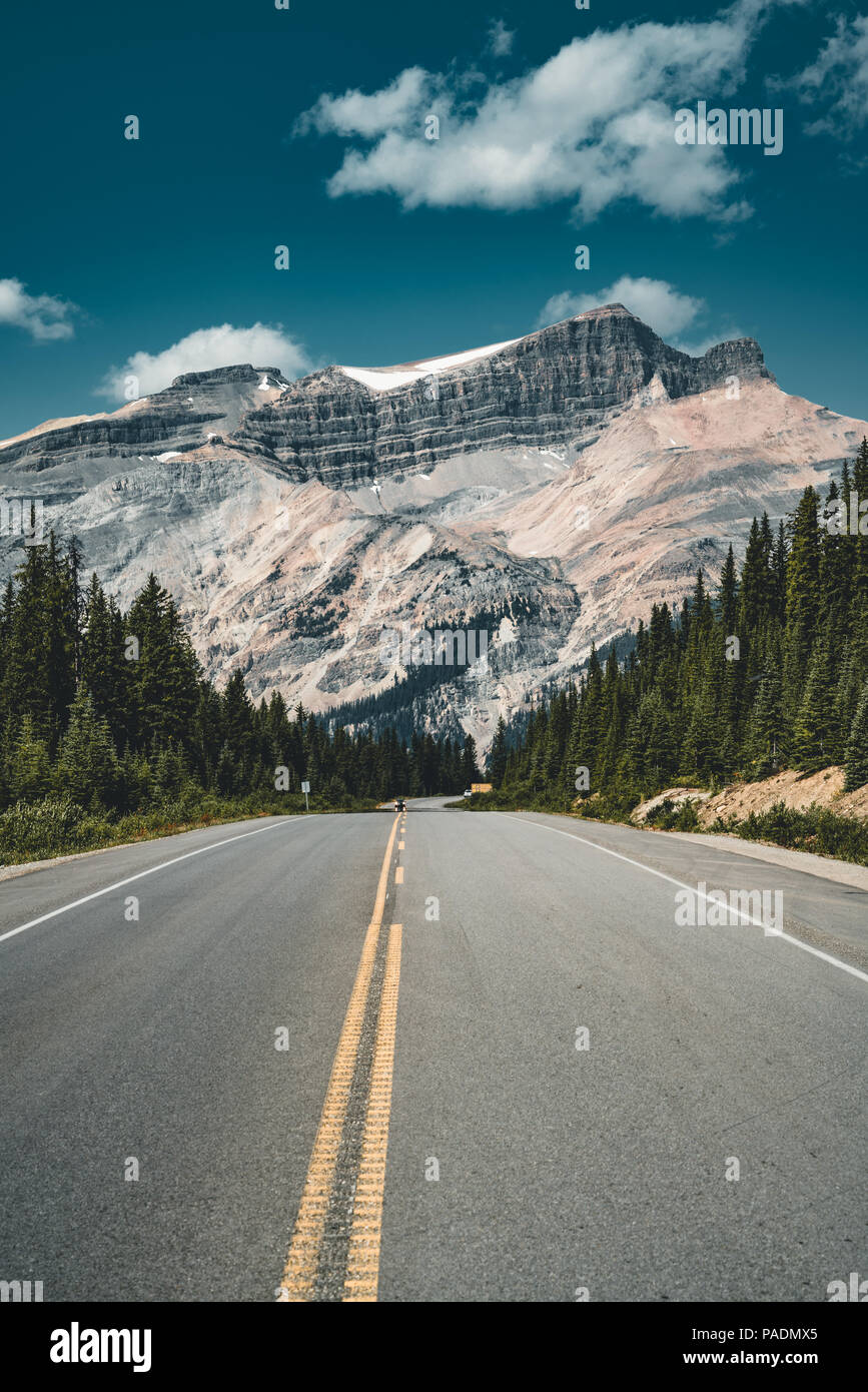 Svuotare Icefields Parkway Street con panorama di montagna nel Parco Nazionale di Banff. Foto Stock