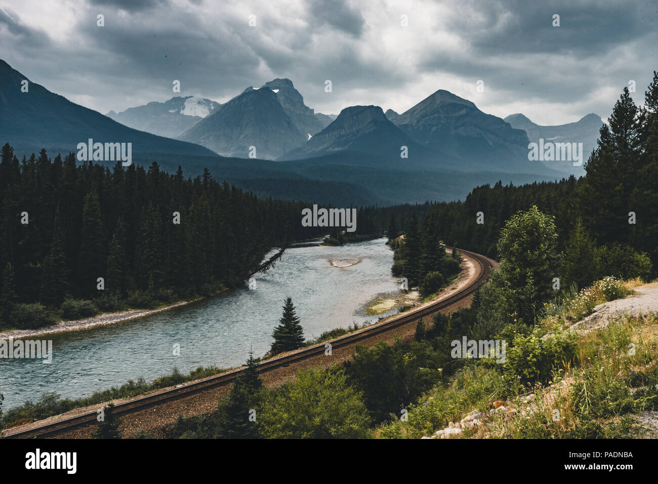 Scenic Morant è curva con nuvole e alberi e montagne, il Parco Nazionale di Banff, Alberta Canada Foto Stock