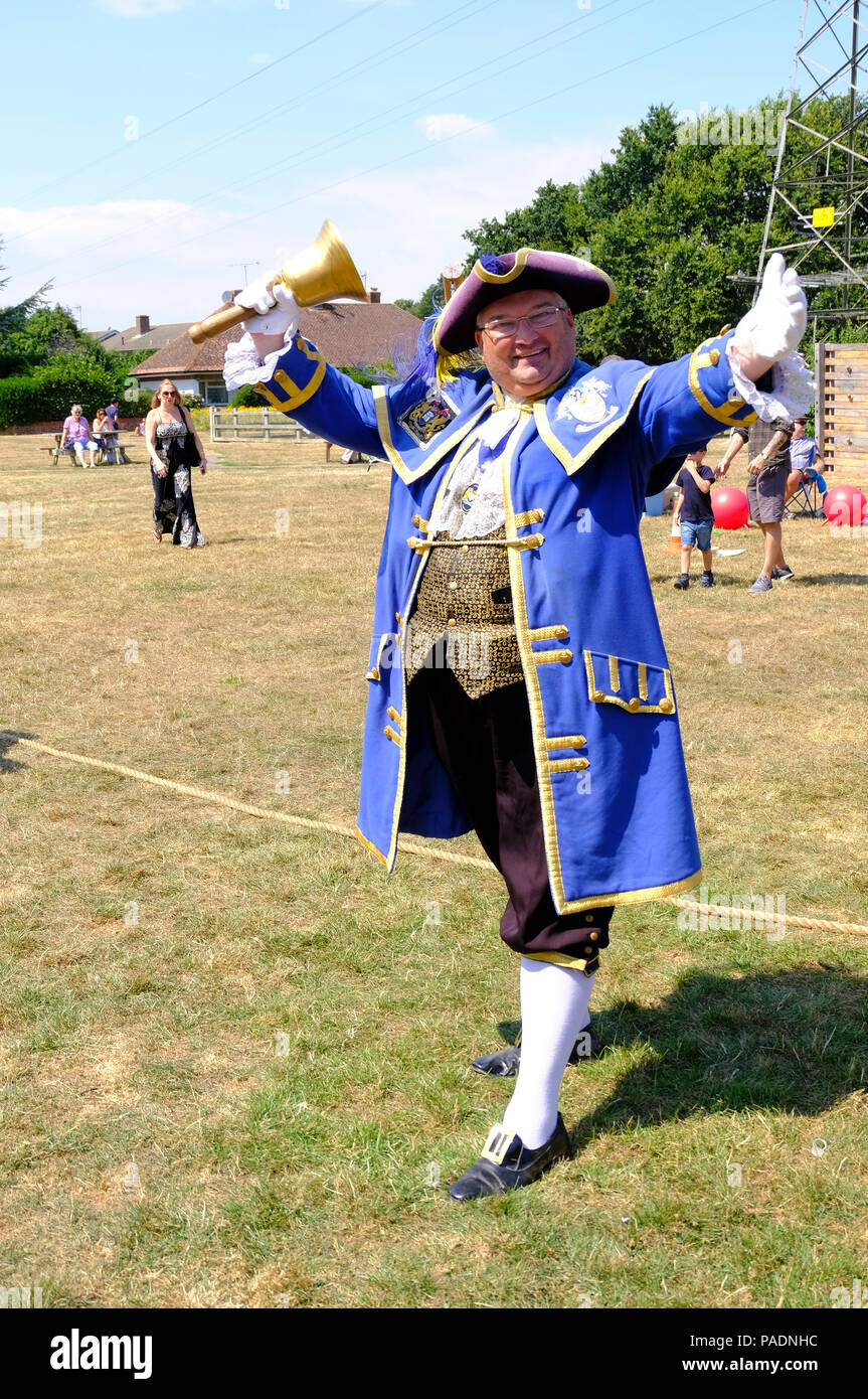Town Crier effettuazione di un annuncio a Ferring fiera del villaggio Foto Stock