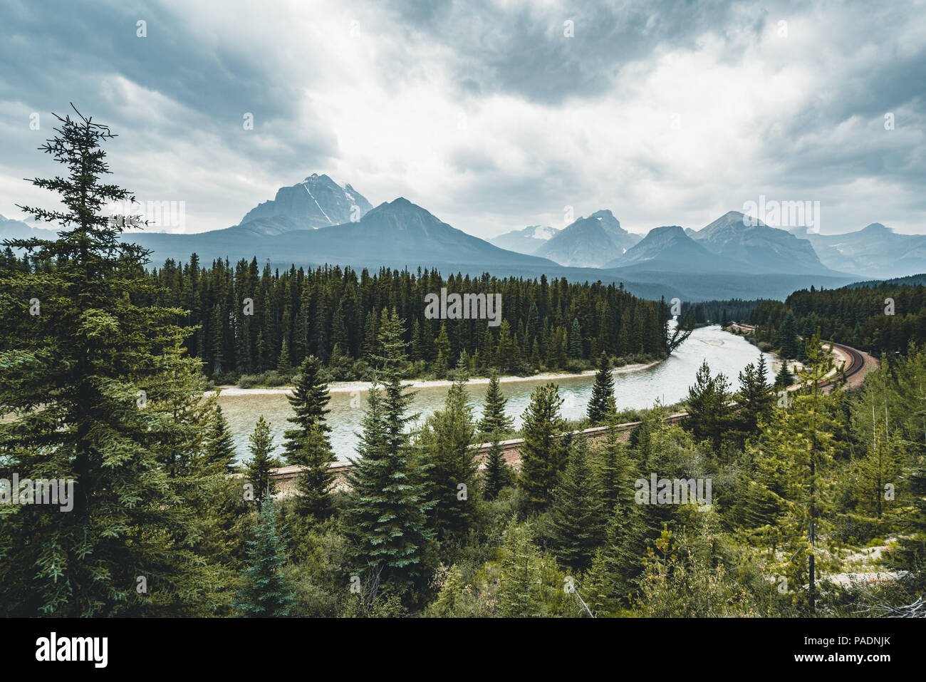 Scenic Morant è curva con nuvole e alberi e montagne, il Parco Nazionale di Banff, Alberta Canada Foto Stock