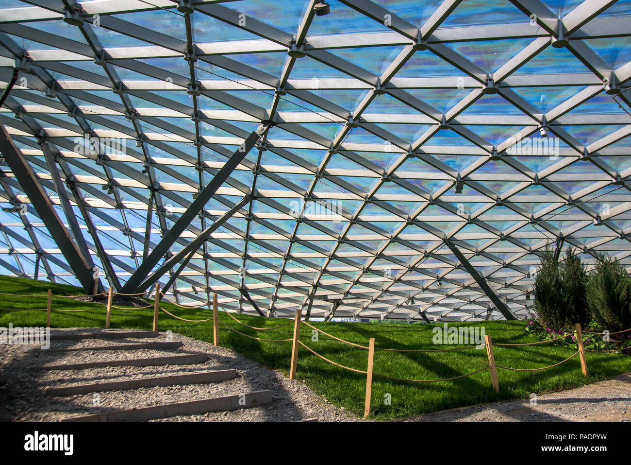 Mosca, Russia, 13 maggio 2018 Zaryadye parco nel centro di Mosca. Schema triangolare di vetro trasparente tetto moderno Foto Stock