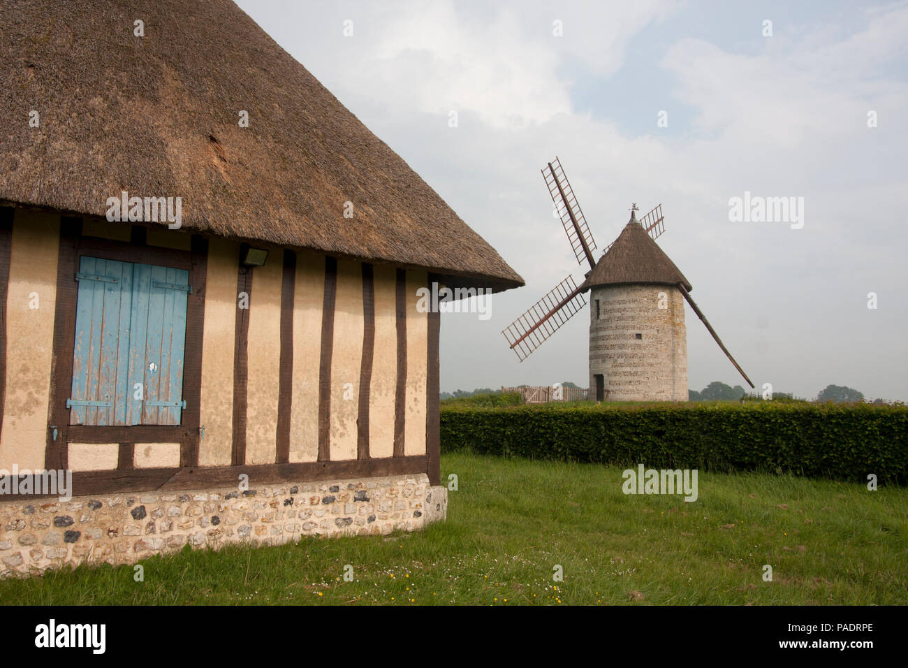 La Moulin de Pierre, un mulino a vento restaurato con vele, Hauville, Eure, Haute-Normandie, Normandia, Francia Foto Stock