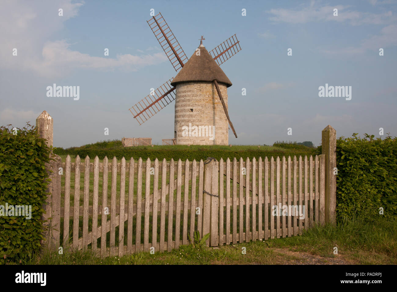La Moulin de Pierre, un mulino a vento restaurato con vele, Hauville, Eure, Haute-Normandie, Normandia, Francia Foto Stock