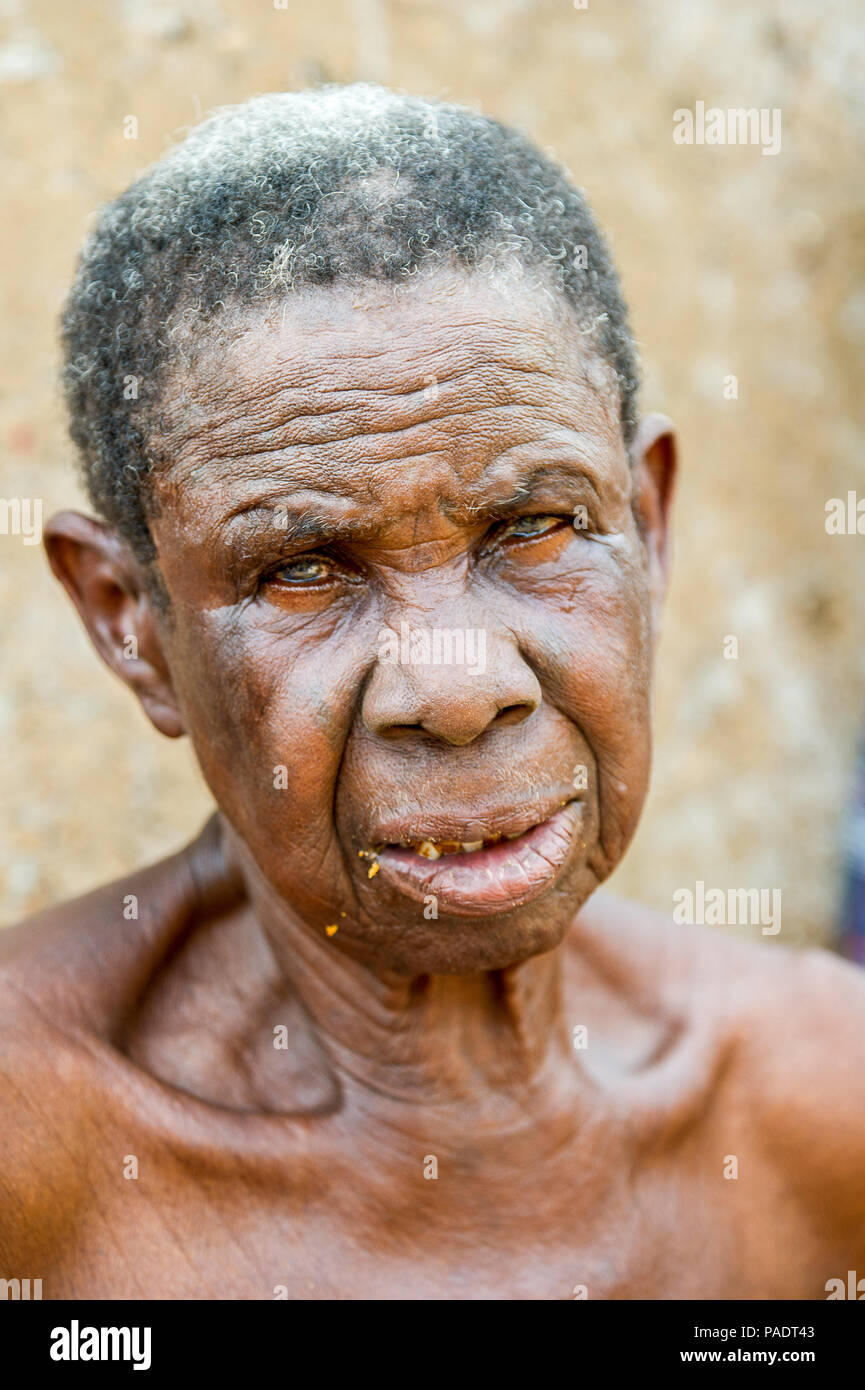 ACCRA, GHANA - 6 Marzo 2012: in Ghana non identificato senza denti vecchia signora sorride in strada in Ghana. Popolo del Ghana soffrono di povertà a causa della uns Foto Stock