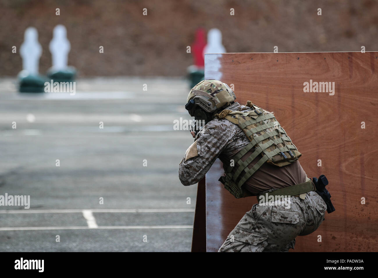 Un tiratore con il team Cile mira al suo primo bersaglio nella seconda giornata dell'assalto evento presso Instituto Superior de la Policia come parte del Comando Fuerzas 2018 nella città di Panama, Panama, luglio 20. Fuerzas Comando è una multinazionale annuale speciale forze operative competenze concorso sponsorizzato da U.S. Comando Sud e ospitato quest anno dal Ministero della pubblica sicurezza, Panama. (Foto di esercito Sgt.: Alexis Velez) Foto Stock