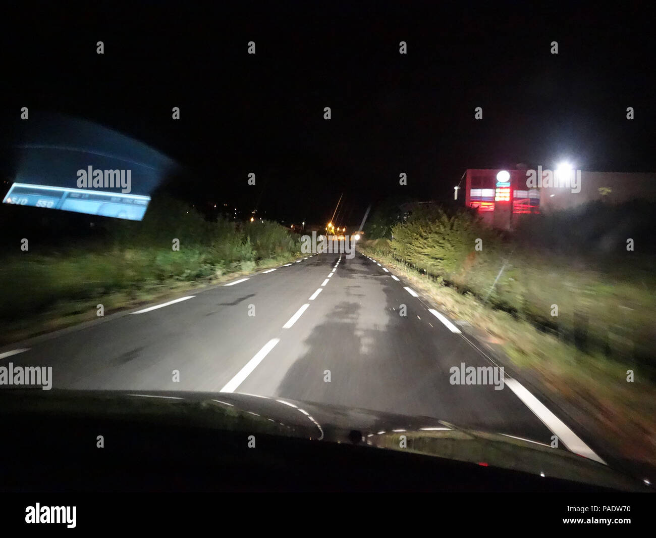 Guida notturna rapidamente sul lato destro della strada sulle strade francesi Foto Stock