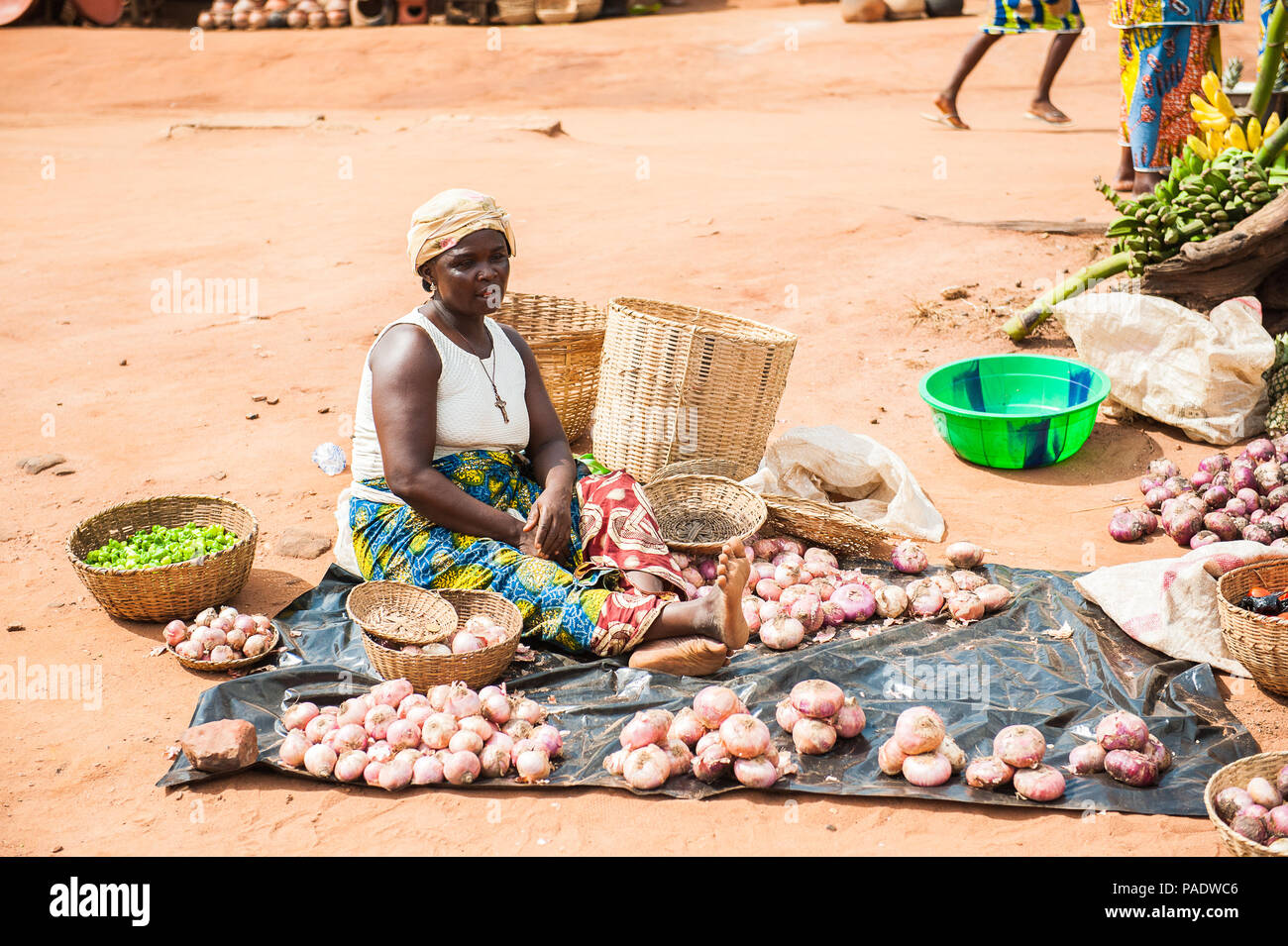 PORTO-Novo, BENIN - Mar 9, 2012: Non identificato donna Beninese vende aglio al mercato locale. Popolo del Benin soffrono di povertà a causa della difficile Foto Stock