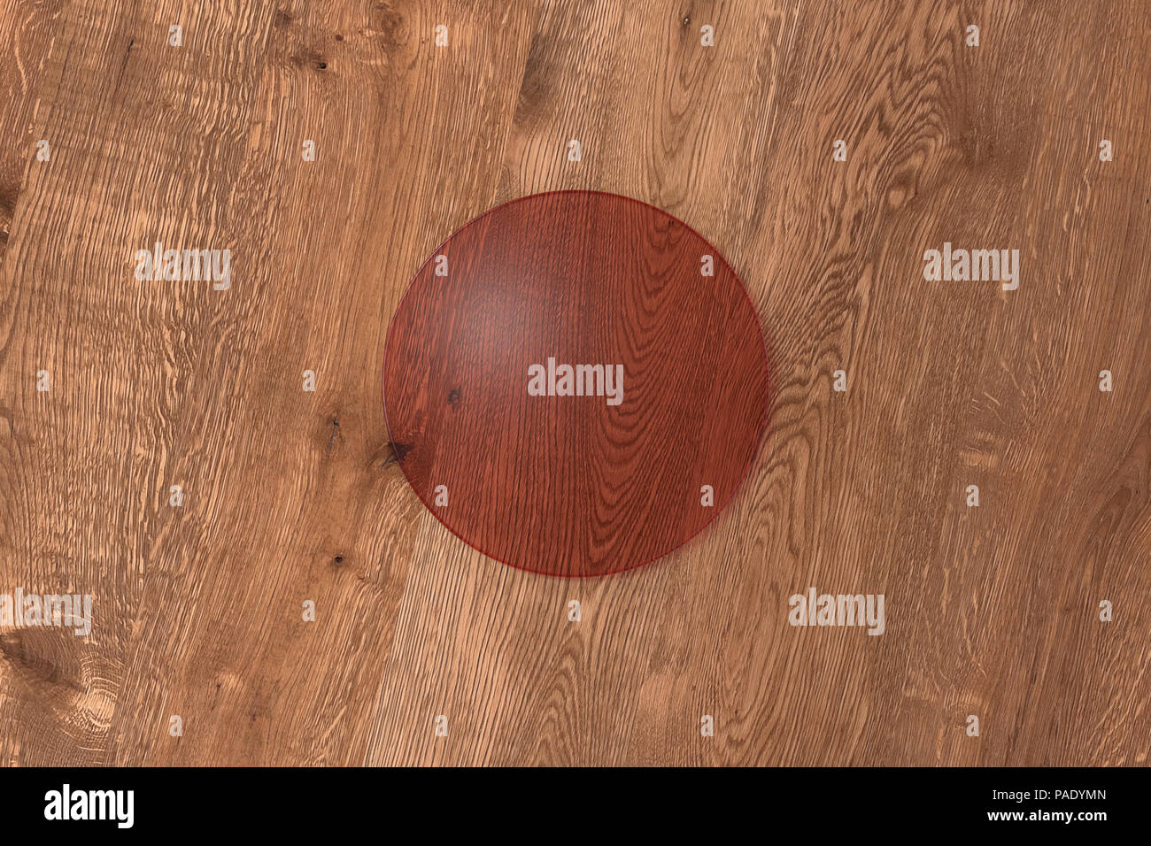 Round rosso trasparente coaster su uno sfondo di legno. 3d illustrazione Foto Stock
