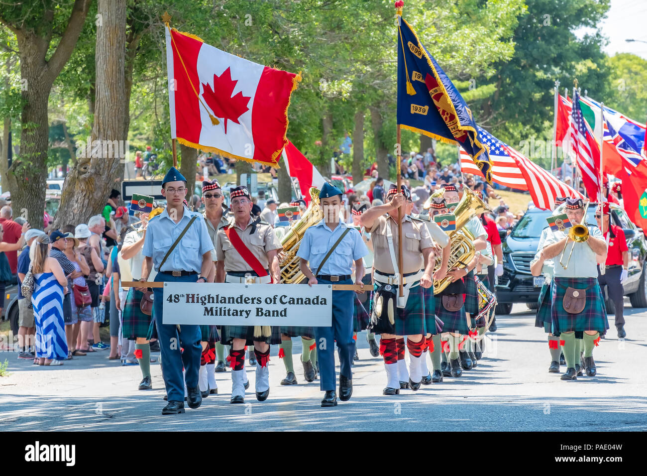 La XLVIII Montanari del Canada Banda Militare a marzo per la quarantunesima edizione annuale Festival scozzese Paraade in Orillia Ontario in Canada. Foto Stock