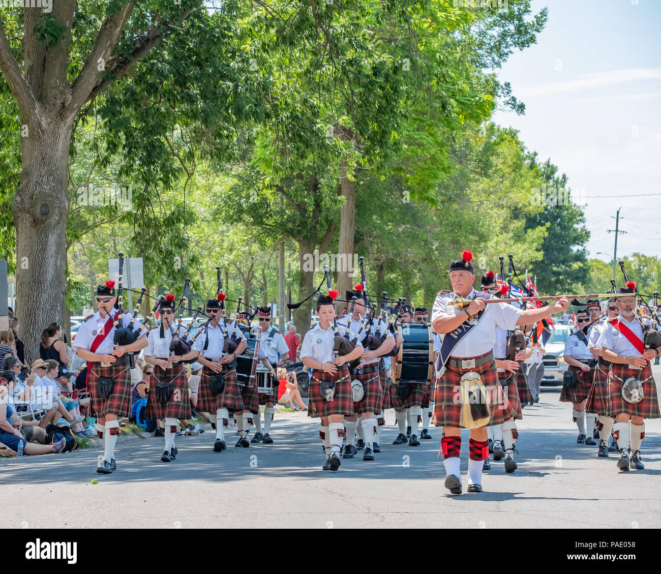 L'Uxbridge Royal Canadian Legion Pifferi e Tamburi Band marche in la quarantunesima edizione annuale Festival scozzese in Orillia Ontario in Canada. Foto Stock