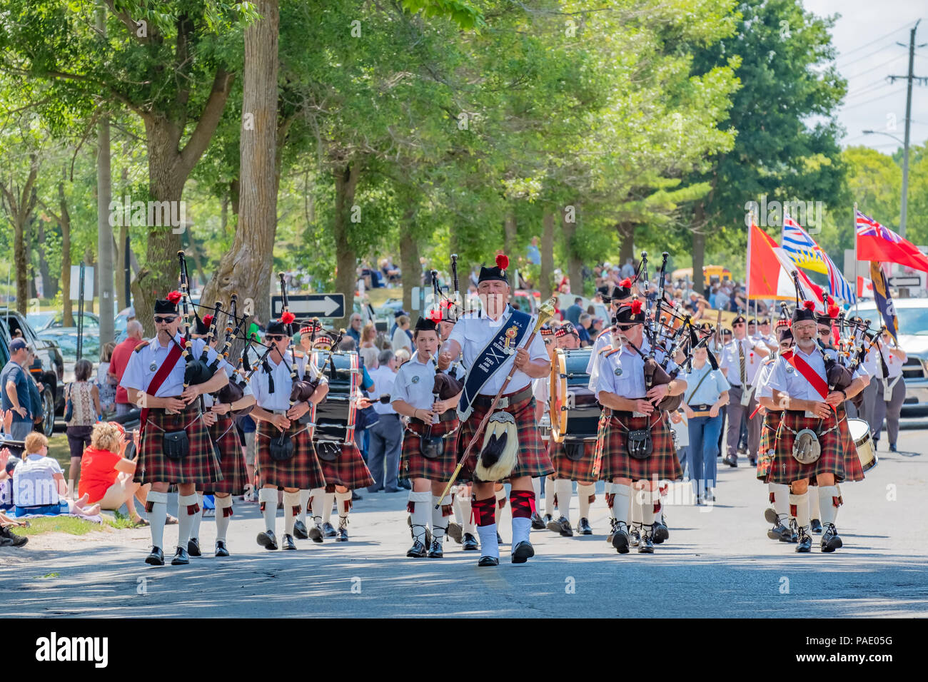 L'Uxbridge Royal Canadian Legion Pifferi e Tamburi Corps March in la quarantunesima edizione del Festival scozzese sfilata in Orillia Ontario in Canada. Foto Stock
