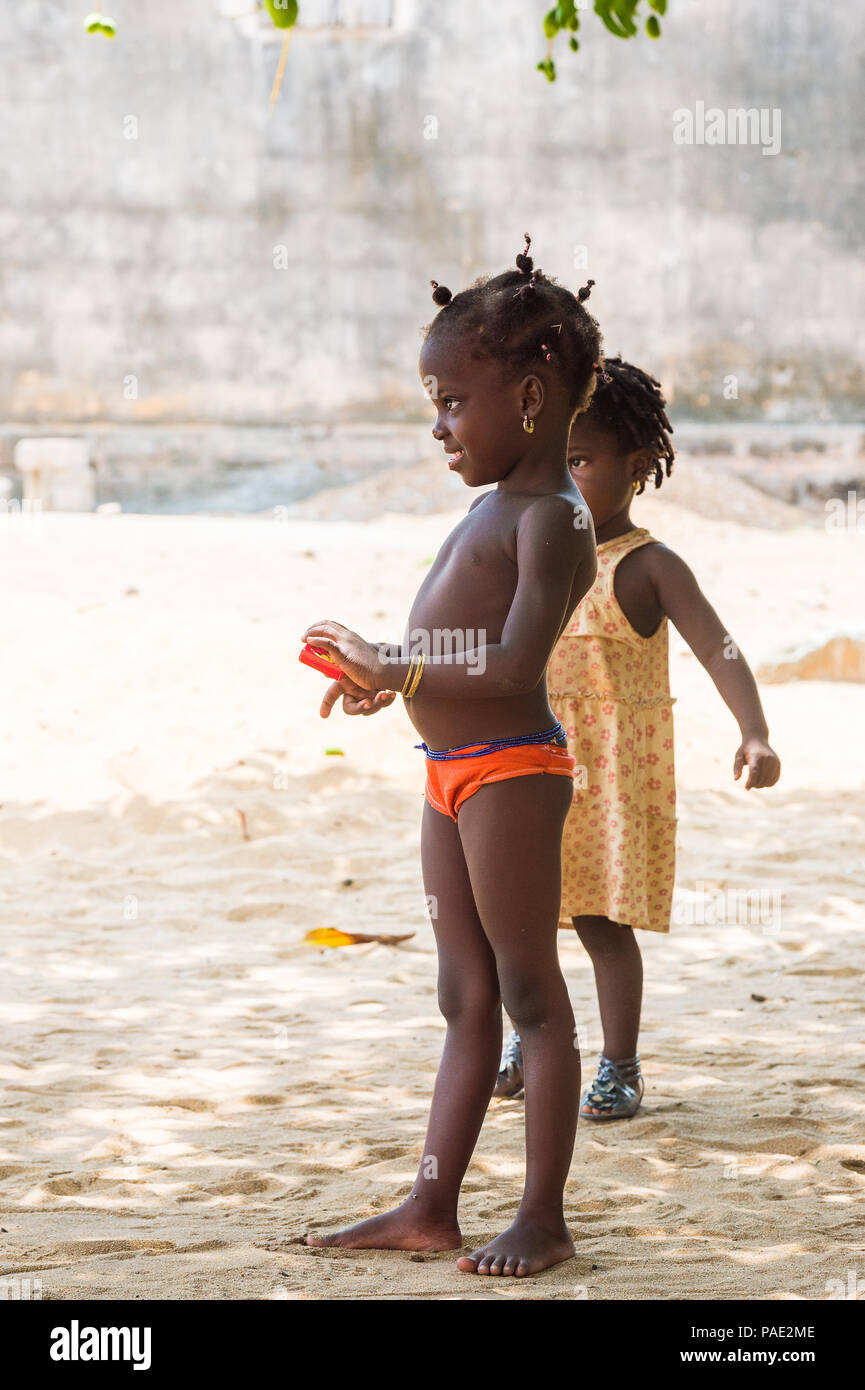 KARA, TOGO - Mar 10, 2013: togolesi non identificato bambina in rosso delle mutande ritratto. I bambini in Togo soffrono di povertà a causa della instabilità econim Foto Stock