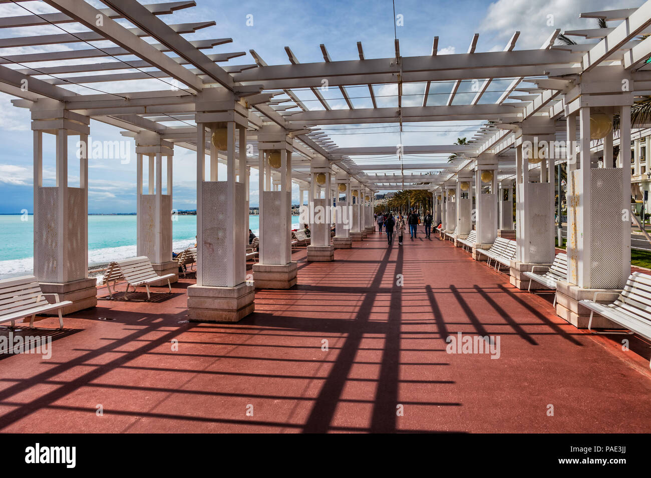 La città di Nizza in Francia, pergola con panchine sulla Promenade des  Anglais in mare Mediterraneo sulla Costa Azzurra Foto stock - Alamy