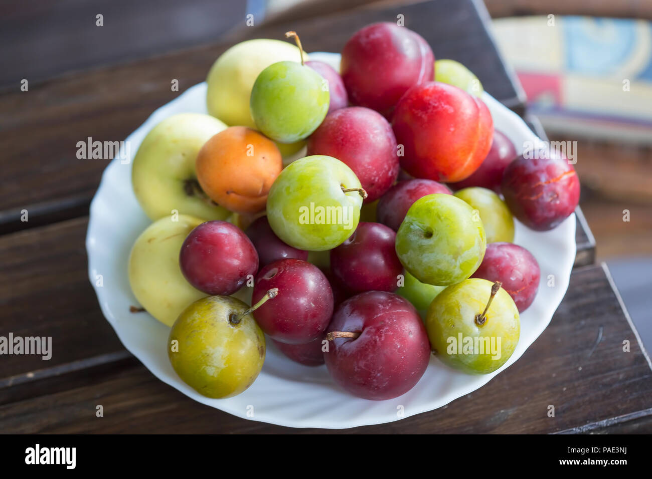 Albicocche, inizio mele, mirabelle, susine acerbe (UME) e susine. Frutta estiva sulla piastra. Foto Stock