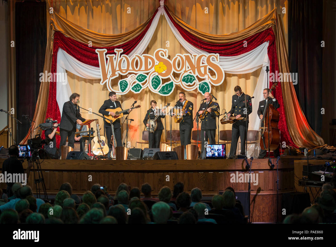 BEREA, Ky. (14 settembre 2017) Stati Uniti La banda della marina militare del paese di bluegrass corrente ensemble esegue sul WoodSongs Radio Old-Time ora alla Phelps-Stokes Auditorium di Berea College. Lo spettacolo è stato eseguito di fronte ad un pubblico live e live-streaming e sarà rebroadcast più tardi in autunno su la radio e la televisione pubbliche, nonché sulle forze armate Rete Radio. Paese corrente è su un tour di cinque giorni attraverso il Tennessee, Kentucky e Virginia. Foto Stock